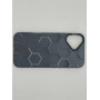 Чехол для iPhone 16 Plus с 3D принтом Соты с перепадом темно-синего цвета, накладка силиконовая, рамка черная